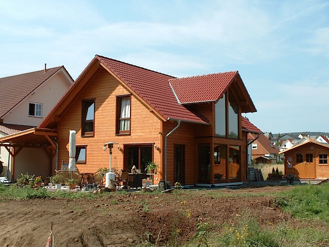 Holzhaus mit Carport