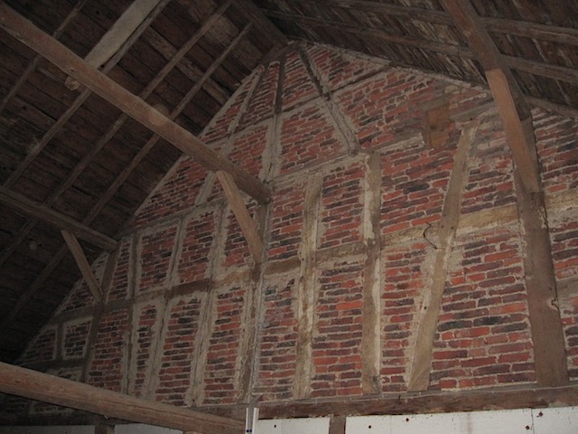 Ausbau einer alten Scheune mit neuen Deckenbalken und Dachfenster II