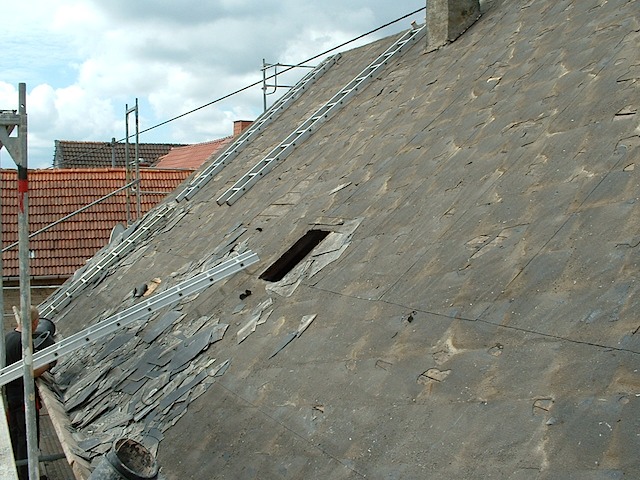 Umbau eines alten Dachstuhls mit Gaube und neuen Ziegeln VIIII