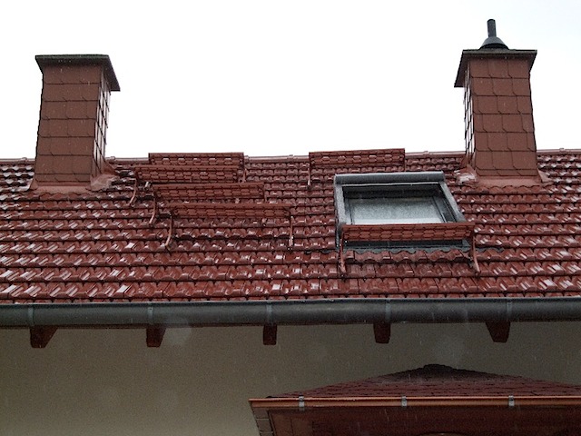glasierte Tonziegel, Kamintritte und Dachfenster