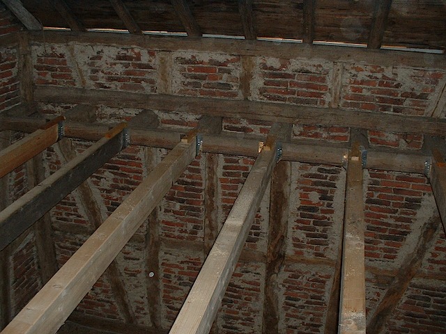 Ausbau einer alten Scheune mit neuen Deckenbalken und Dachfenster III