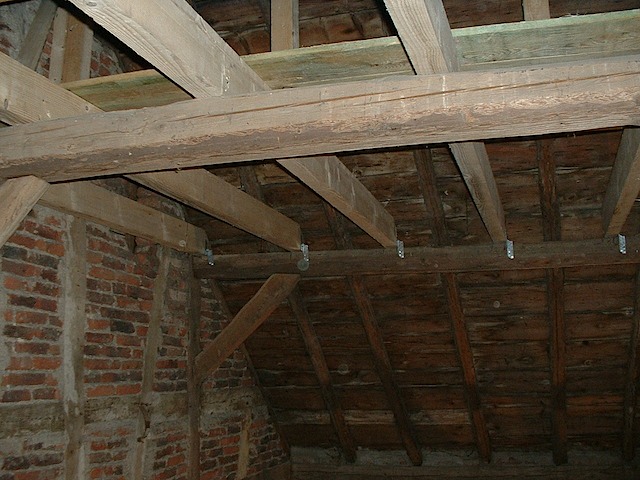 Ausbau einer alten Scheune mit neuen Deckenbalken und Dachfenster IV