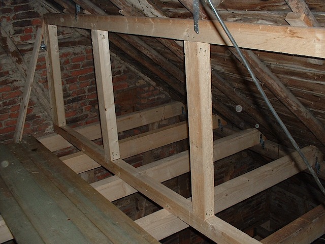 Ausbau einer alten Scheune mit neuen Deckenbalken und Dachfenster VII