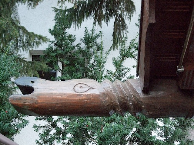 Detail Drachenkopf an Regenrinne
