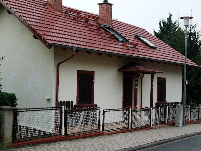 Dach und Eingang mit Vordach