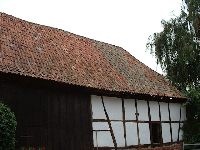 Reparaturen an einem Bauernhaus von 1754: Neueindeckung mit alten Hohlziegeln