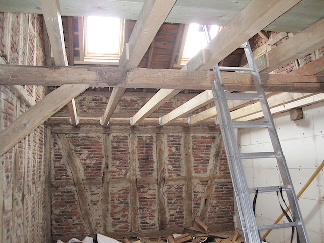 Ausbau einer alten Scheune mit neuen Deckenbalken und Dachfenster XI