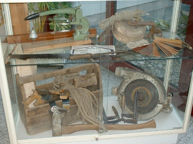 Ausstellung historischen Handwerkszeugs im Rathaus